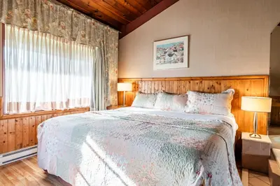 a bedroom with a large bed and a window at Hotel Motel Bonsoir in Granby