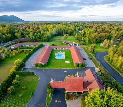 an aerial view of a building with a pool at Hotel Motel Bonsoir in Granby