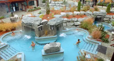 a water park with people in a pool at Kinipi Spa Nordique & Hebergement in Trois-Rivières