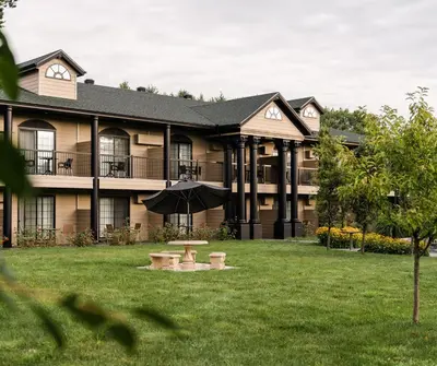 a building with a picnic table in the yard at Hotel Montfort in Nicolet