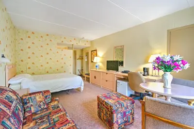 a hotel room with a bed and a desk at Hotel Motel Penn-Mass in Trois-Rivières