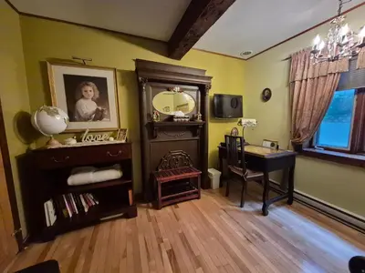 a room with a vanity and a mirror and a table at Guesthouse Refuge du Poète Montreal-Longueuil in Longueuil