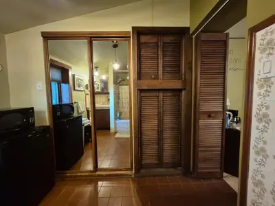 a hallway with a door leading to a room at Guesthouse Refuge du Poète Montreal-Longueuil in Longueuil