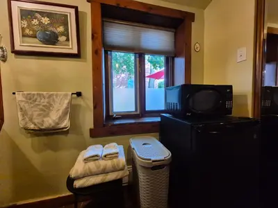 a living room with a tv and a window at Guesthouse Refuge du Poète Montreal-Longueuil in Longueuil