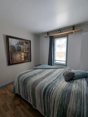 a bedroom with a bed and a window at Au Saut Du Lit in Magog-Orford