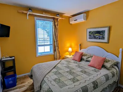 a bedroom with a bed and a window at Au Saut Du Lit in Magog-Orford