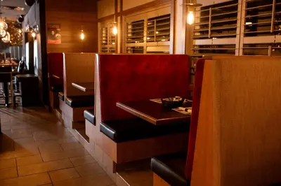 a restaurant with a booth with a table in it at Hotel-Resto-Bar Le Journel in Saint-Joseph-de-Beauce