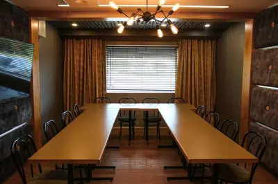 a conference room with a long table and chairs at Hotel-Resto-Bar Le Journel in Saint-Joseph-de-Beauce