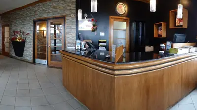 a bar in a restaurant with a counter at Hôtel Le Floral in Sherbrooke