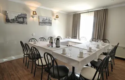 a meeting room with a long table and chairs at Hôtel Le Floral in Sherbrooke
