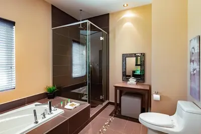 a bathroom with a tub and a toilet and a shower at Imperia Hôtel et Suites Terrebonne in Terrebonne