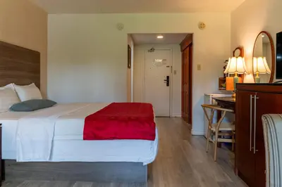 a hotel room with a bed and a desk at Hotel Cowansville in Cowansville