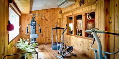 a gym with two exercise bikes in a wooden wall at Auberge Papillon Lune in Richmond