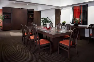a dining room with a table and chairs at Hotel Ruby Foo's in Montréal