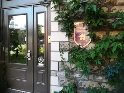 a door with a sign on the side of a building at Vieux-Old Farnham Appart-Condotel in Farnham