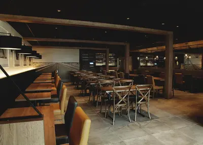 a restaurant with tables and chairs and a bar at Complexe Hotelier Le 55 in Bécancour