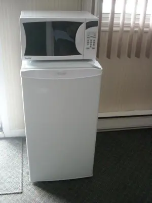 a microwave sitting on top of a refrigerator at Motel le Verseau in Sorel