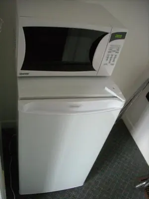 a microwave oven sitting on top of a refrigerator at Motel le Verseau in Sorel