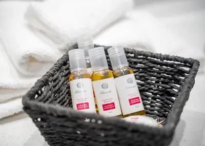a basket with four bottles of essential oils at Hotel Motel Le Quiet in Lac-Mégantic