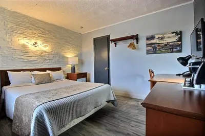 a hotel room with a bed and a desk at Hotel Motel Le Quiet in Lac-Mégantic