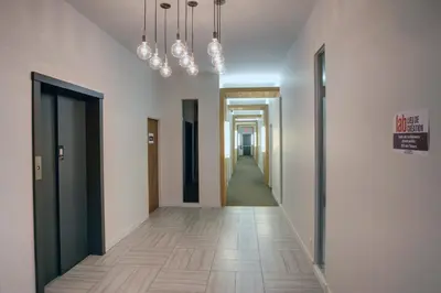 an empty hallway with a corridorngthngthngthngthngthngthngthngthngthngth at Suite Marie-Thérèse in Vallée-Jonction