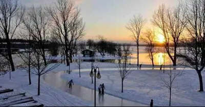 a group of people walking in a park in the snow at Le Cocon Orford Domaine Cheribourg in Magog-Orford