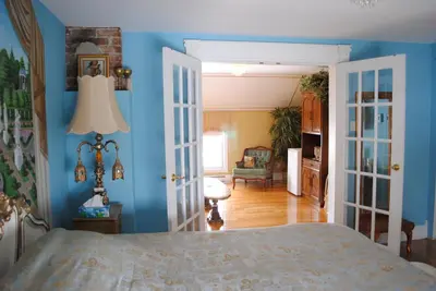 a bedroom with blue walls and a bed at Auberge Marquis de Montcalm in Sherbrooke