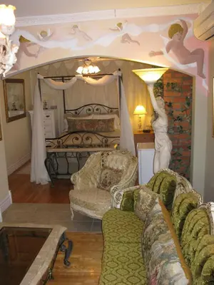 a living room with couches and a bedroom with a bed at Auberge Marquis de Montcalm in Sherbrooke