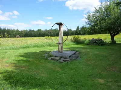 a statue in the middle of a grass field at B&B Pinorama in Sutton
