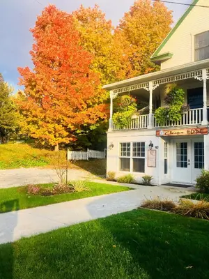 a house in the fall with fall foliage at L'Appartement de la Suite North Hatley in North Hatley