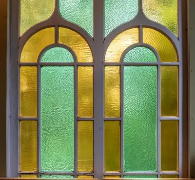 a window with three different colored glass at Auberge Restaurant La Mara in Saint-Joseph-de-Ham-Sud
