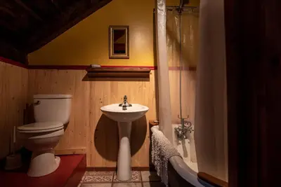 a bathroom with a toilet and a sink at Auberge Restaurant La Mara in Saint-Joseph-de-Ham-Sud