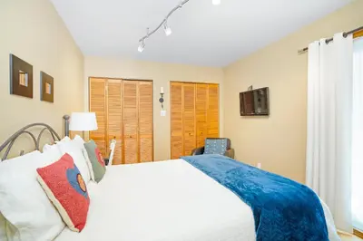 a bedroom with a bed and a window at Accueil Chez Francois in Montréal