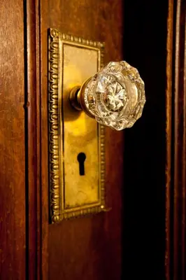 a doorhandle with a knob on a wooden door at Hotel Chateau de l'Argoat in Montréal