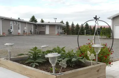 a garden with a bird feeder in a yard at Motel Normandie in Louiseville