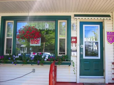 a front door of a flower shop with a green door at Motel Saint-Hilaire in Mont-Saint-Hilaire