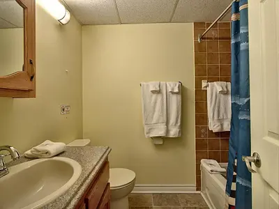 a bathroom with a sink and a toilet and a shower at Location Tourisme Estrie - Oberge du Village in Magog-Orford