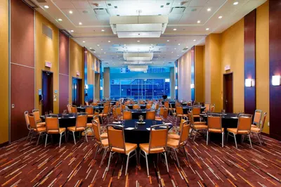 a large banquet hall with tables and chairs at Courtyard par Marriott Montréal Centre-ville in Montréal
