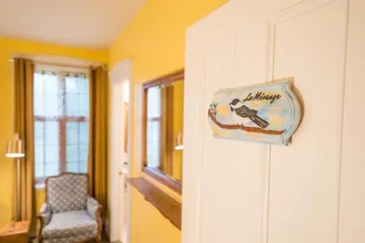 a room with a picture of a bird on the wall at Boisé Rivière in Bolton-Est