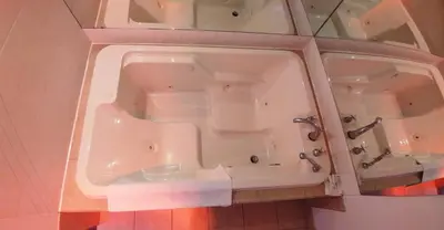 a bathroom with two sinks and a bath tub at Hotel Motel Granby in Granby