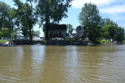a house in the middle of a river at Pourvoirie Stéphane Marin in Maskinongé