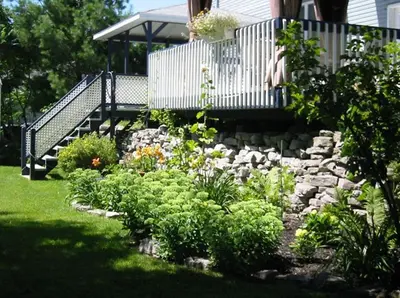 a garden with a bench and a stone path at Maison Parc Delormier in Trois-Rivières