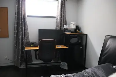 a desk with a chair and a computer in a room at Casa Linda Victoriaville in Princeville