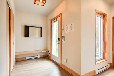 an empty hallway with a door and a window at Sutton Wellness Cabin #265 unité du haut in Sutton