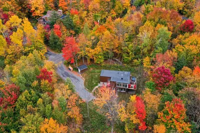an aerial view of a house in the middle of a forest at Sutton Wellness Cabin #265 unité du haut in Sutton