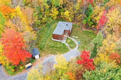 an aerial view of a small house in the woods at Sutton Wellness Cabin #265 unité du haut in Sutton