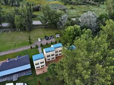 an aerial view of a building with a yard at Chalets Multivoile 4 Saisons in Trois-Rivières