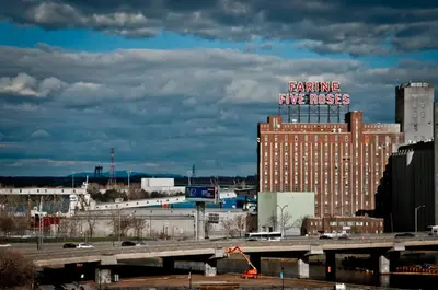 a building with a sign that reads bring five buses at Hôtel Alt Montréal in Montréal