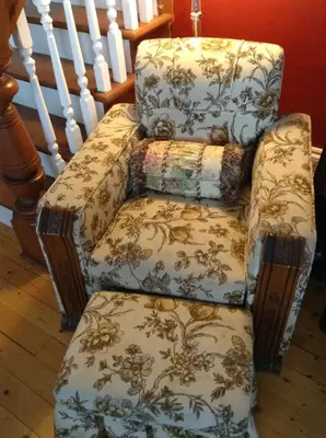 a couple of chairs sitting next to a staircase at Le Gîte des Soeurs in Saint-Luc-de-Vincennes