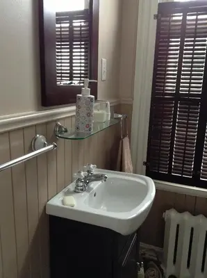 a bathroom with a sink and a mirror at Le Gîte des Soeurs in Saint-Luc-de-Vincennes